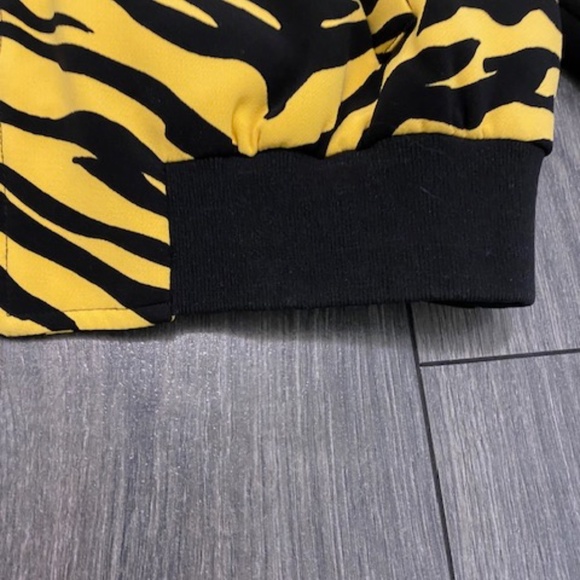 Moschino Zebra Print Cropped Bomber Jacket Size 6 NWT - Picture 4 of 11